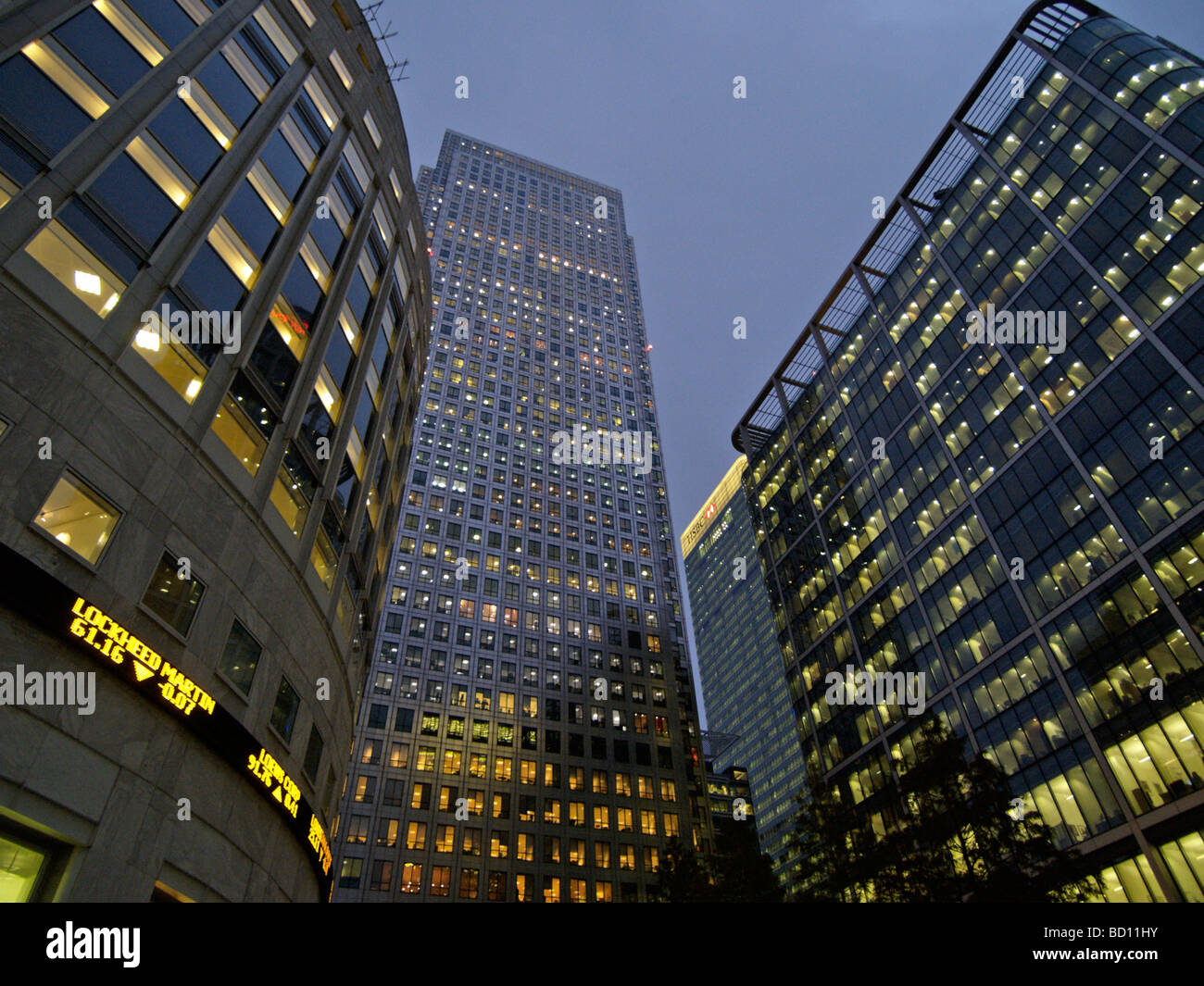Les immeubles de bureaux avec stock market ticker Docklands Canary Wharf London UK Banque D'Images