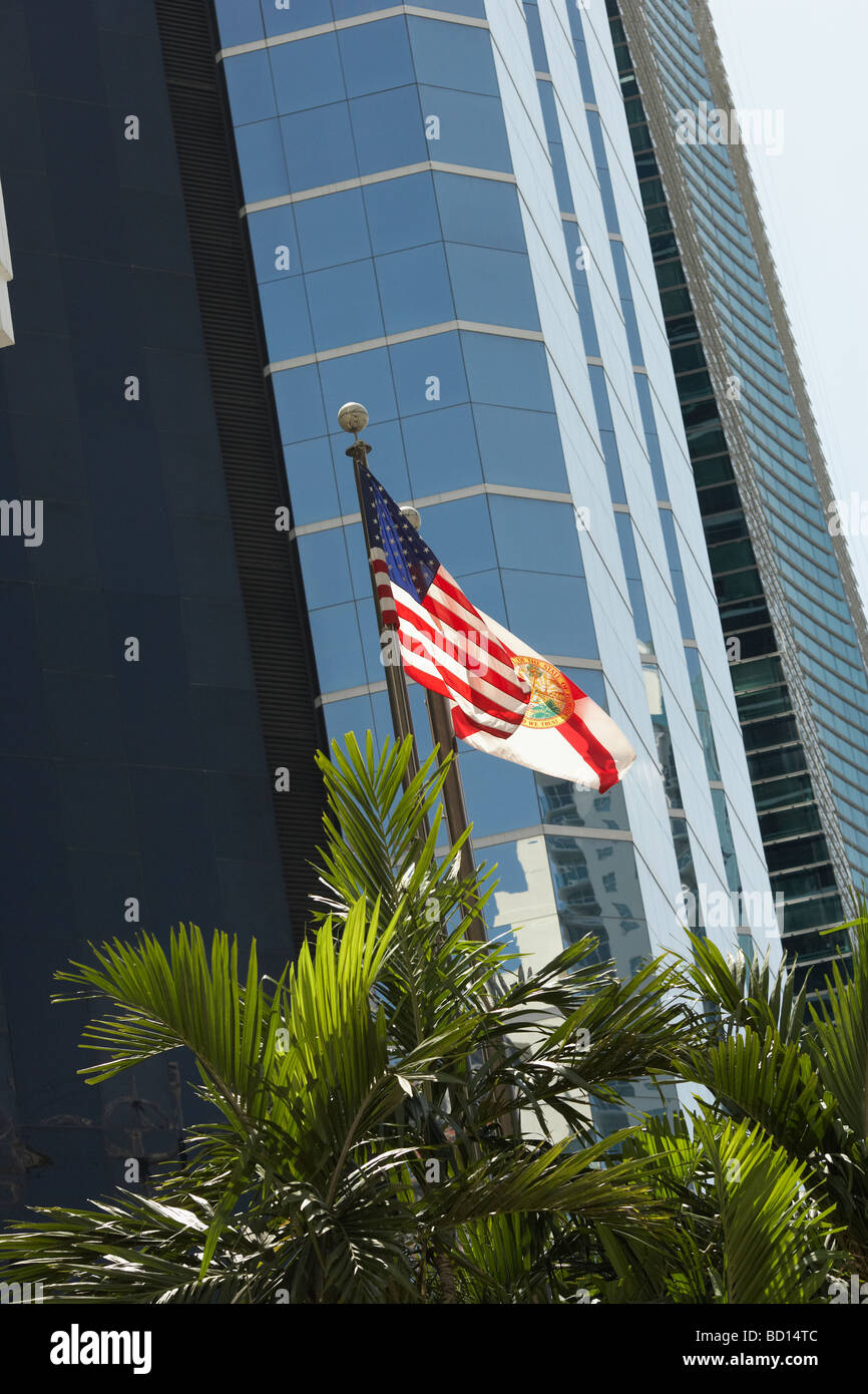 Drapeau américain renonciation par le côté d'un verre. Miami, USA. Banque D'Images