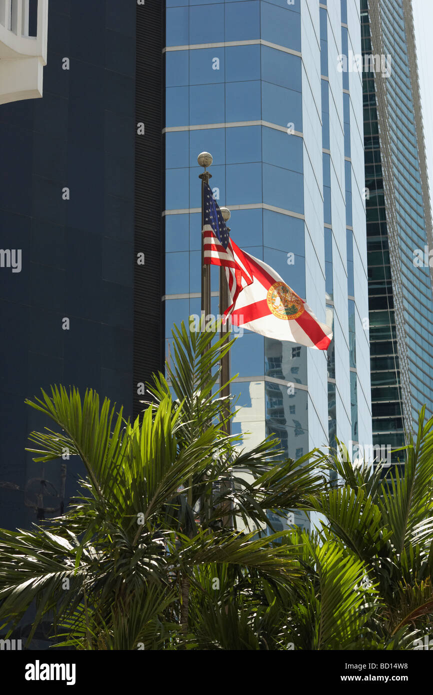 Drapeau américain renonciation par le côté d'un verre. Miami, USA. Banque D'Images