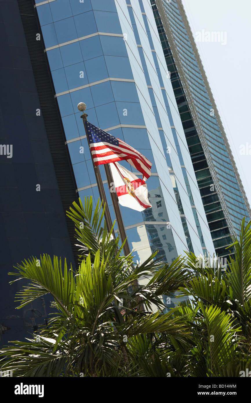 Drapeau américain renonciation par le côté d'un verre. Miami, USA. Banque D'Images