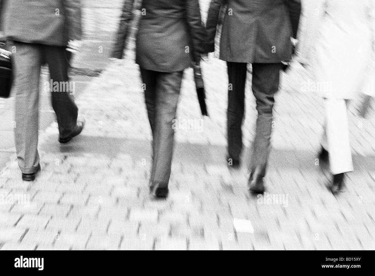 Les professionnels à marcher ensemble le long du trottoir, vue arrière, taille en bas Banque D'Images