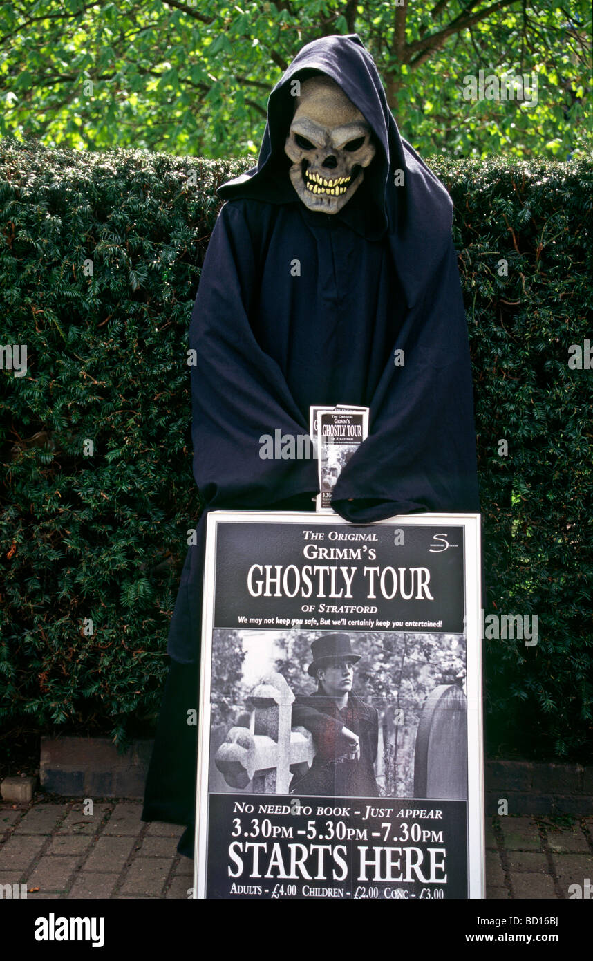 Un spectacle de rue à l'occasion d'une visite fantomatique a été suffisamment fatigué pour son « Ghostly Tour » de Stratford-upon-Avon Angleterre. C. 1990 Banque D'Images