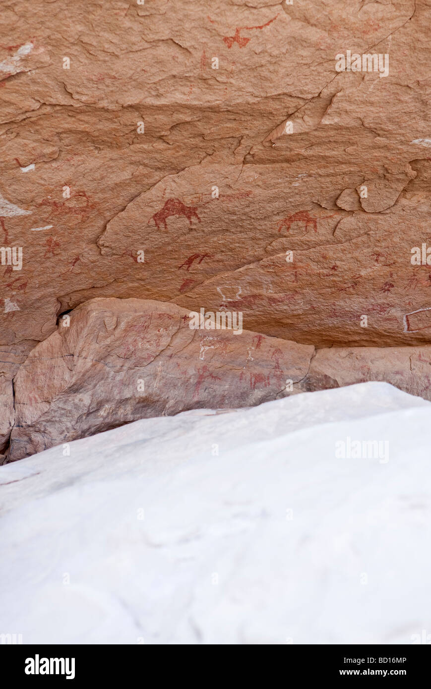 La Libye Sahara rock carvings dans l'Akakus zone rocheuse Banque D'Images