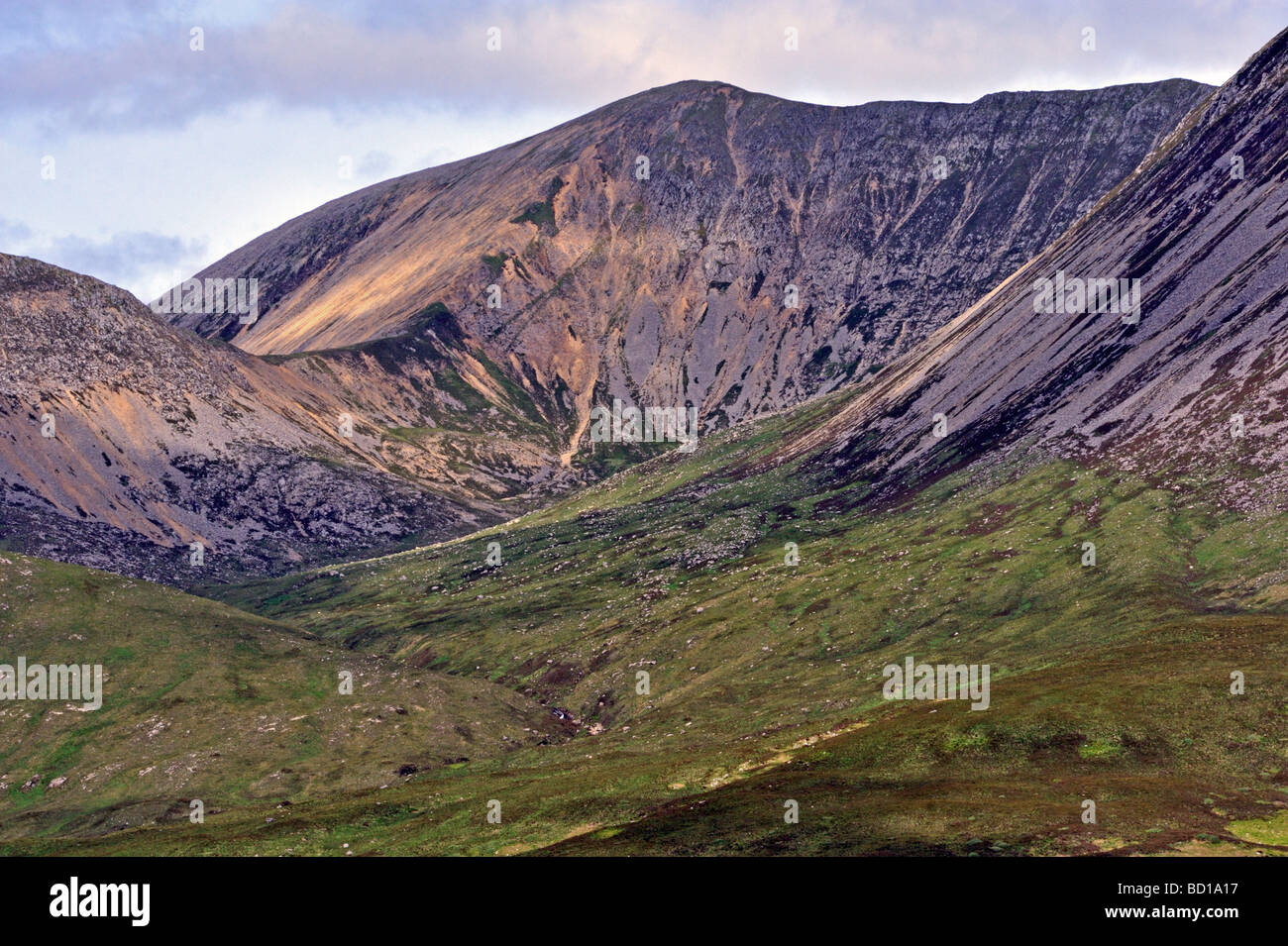 Coire et Sgreamhach Beinn Dearg Mhor, de Strath Suardal. Strathaird, île de Skye, Écosse, Hébrides intérieures, le Royaume-Uni, l'Europe. Banque D'Images