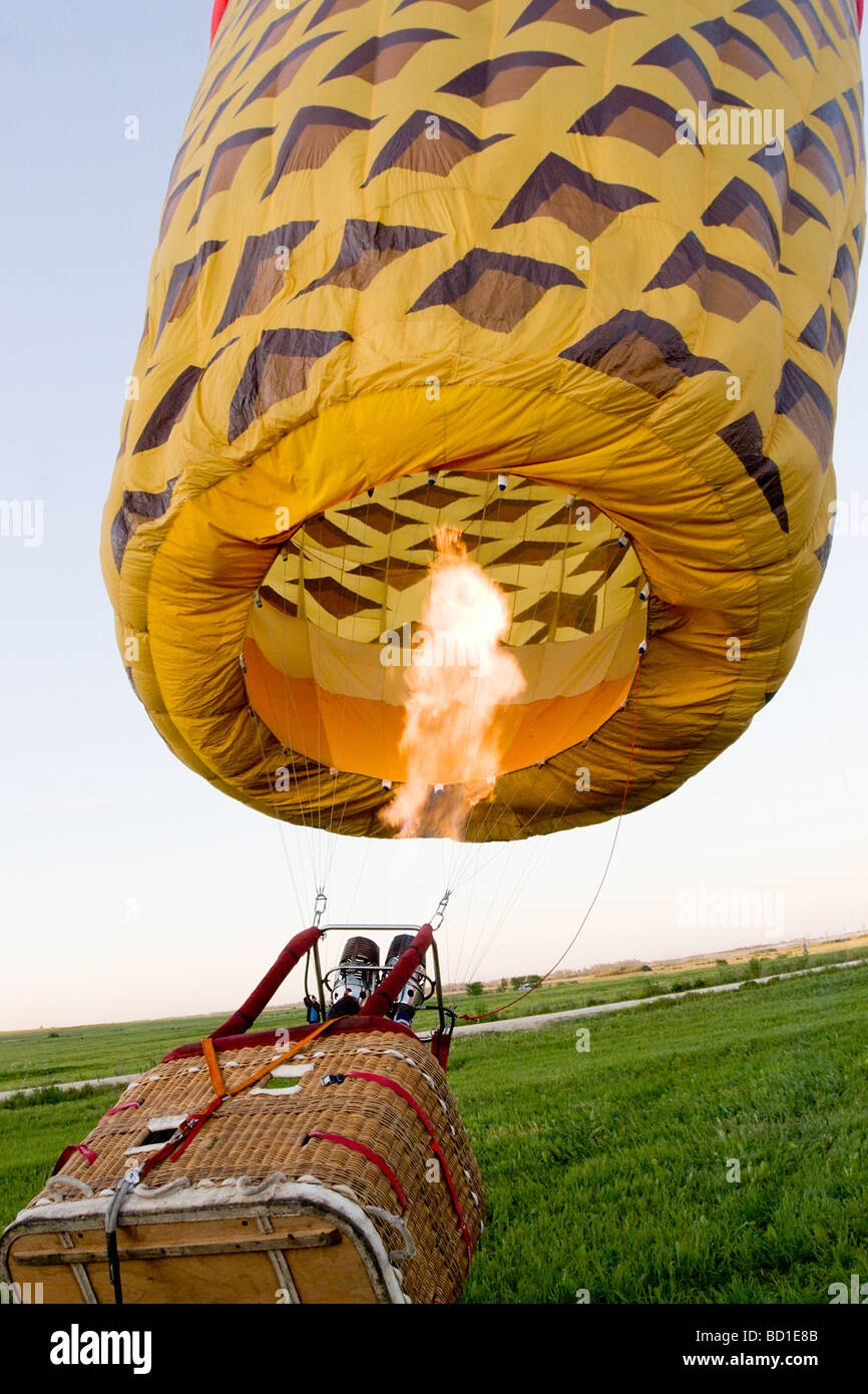 Fire pour gonfler des ballons avec grand panier sur le terrain Banque D'Images