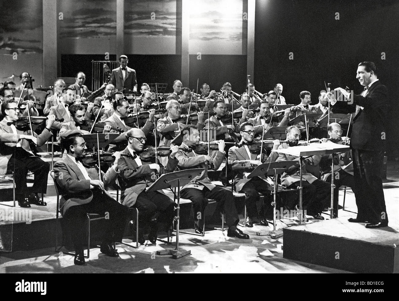 MANTOVANI ET SON ORCHESTRE - italienne, musique légère britannique d'orchestre sur 1956 Banque D'Images