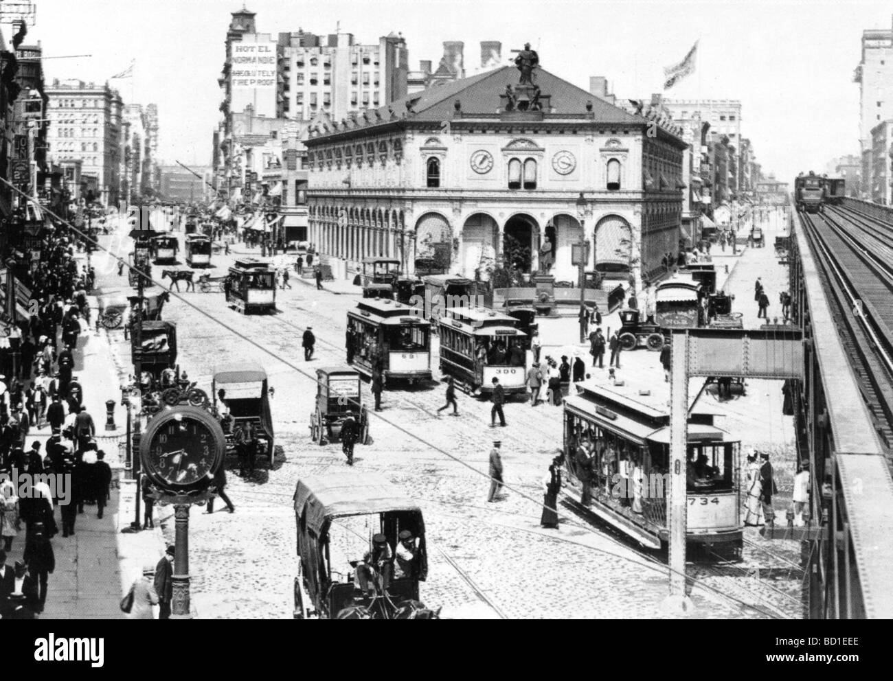 NEW YORK 1900 : Le New York Herald Building sur Herald Square à Broadway à la gauche Banque D'Images