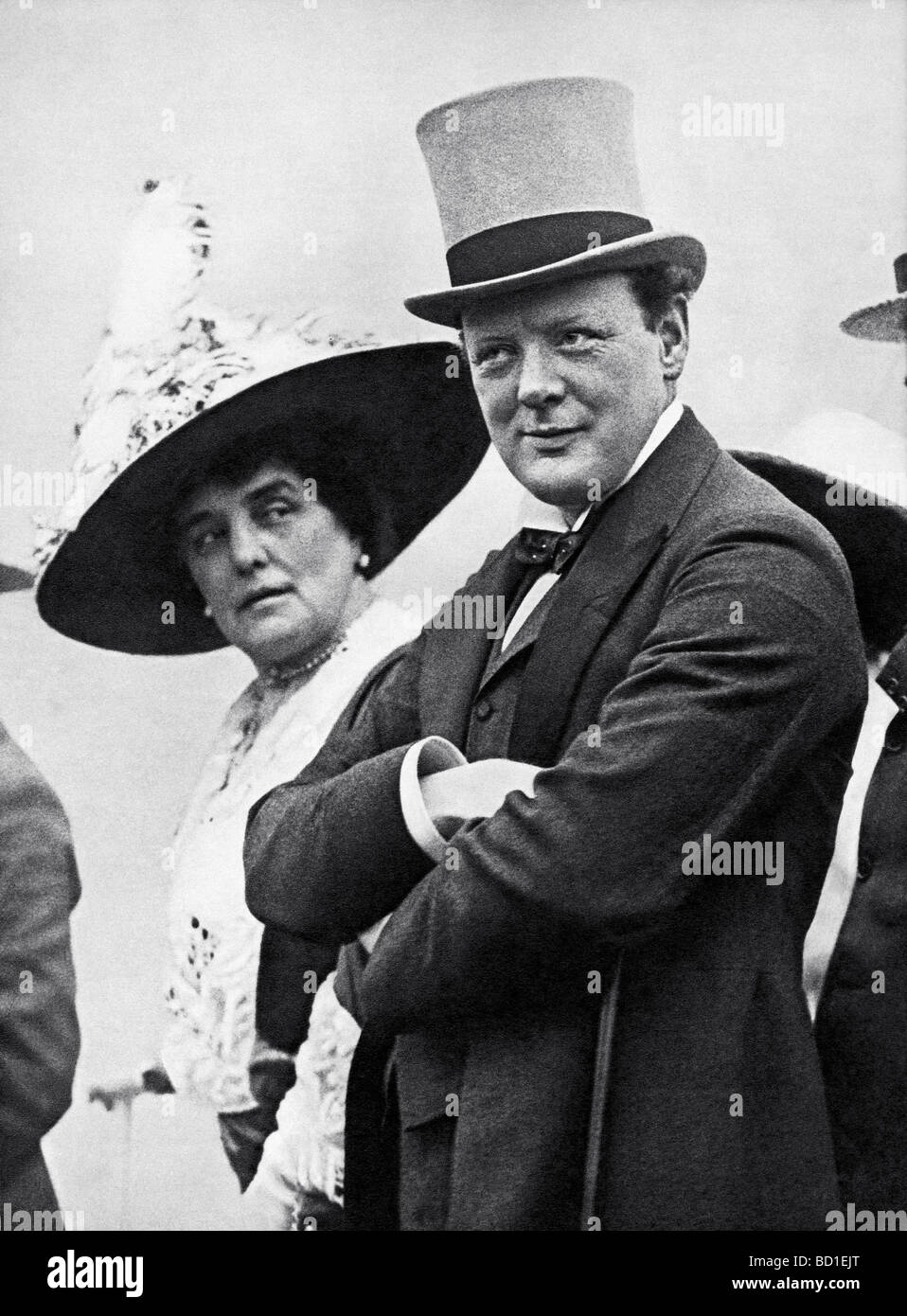 WINSTON CHURCHILL avec sa mère Lady Randolph en juillet 1912 Banque D'Images