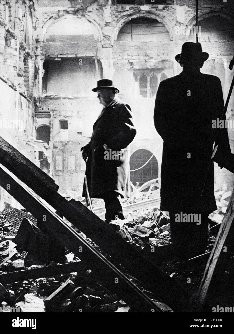 WINSTON CHURCHILL inspecte les ruines de la Chambre des communes après un raid de nuit les 10/11 mai 1941 Banque D'Images