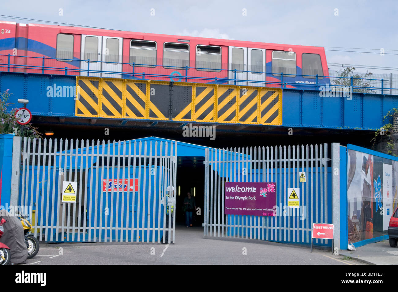 UK. Le train DLR EN PASSANT PAR LES FUTURS JEUX OLYMPIQUES DE LONDRES, ANGLETERRE PARC.Photo Julio Etchart Banque D'Images