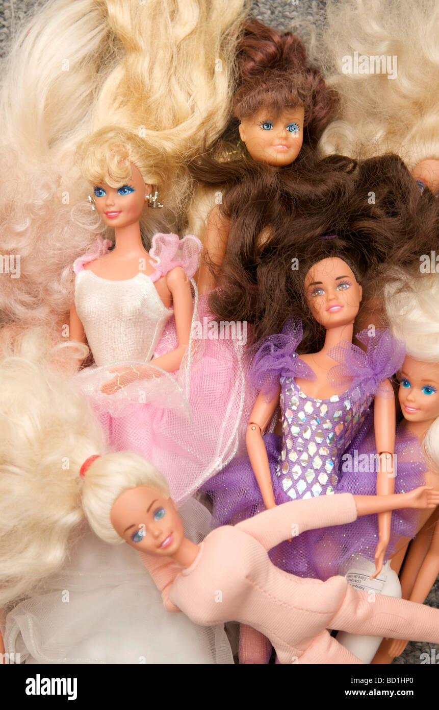 Tas de vieilles poupées Barbie Photo Stock - Alamy