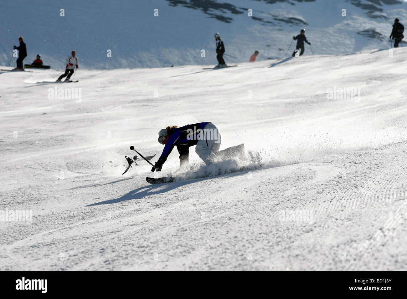 Le skieur tandis que les descentes en Autriche Banque D'Images