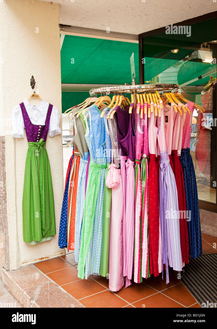 Robes costume national féminin typique sur l'affichage à l'extérieur d'un magasin de vêtements traditionnels de la Bavière, Allemagne Europe Banque D'Images