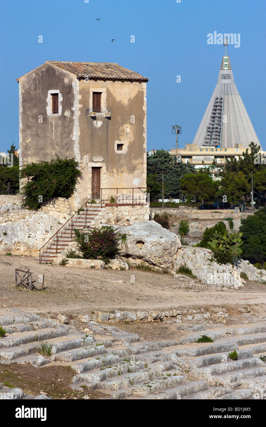 Une vue d'une petite maison sur le bord du théâtre grec de Syracuse juxtaposée à la Basilique Madonna delle Lacrime. Banque D'Images