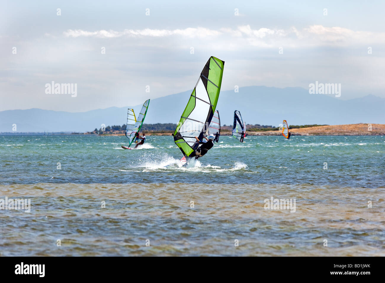 Les véliplanchistes dans la mer sur fond de ciel de jour Banque D'Images