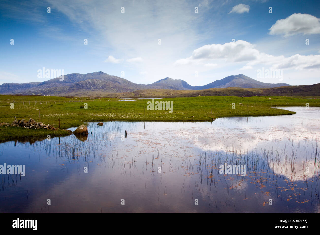 Le ciel bleu se reflétant dans les eaux du Loch Druidibeg sur l'île de South Uist Hébrides, Ecosse Banque D'Images