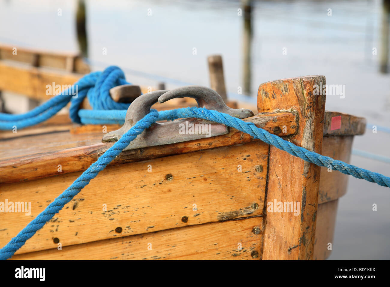 La proue d'un bateau de pêche en bois d'une construction nordique traditionnel. Banque D'Images