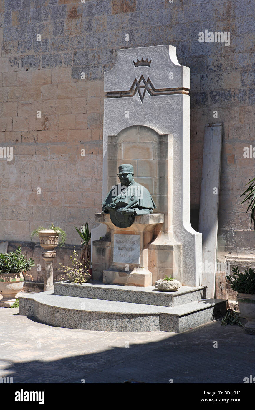 Monument à Mgr G Zarb, Zabbar, Malte Banque D'Images