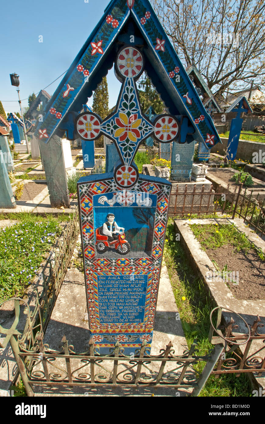 Sculpté croix marquant tombe de l'homme handicapé dans le Cimetière Joyeux de Sapanta Banque D'Images