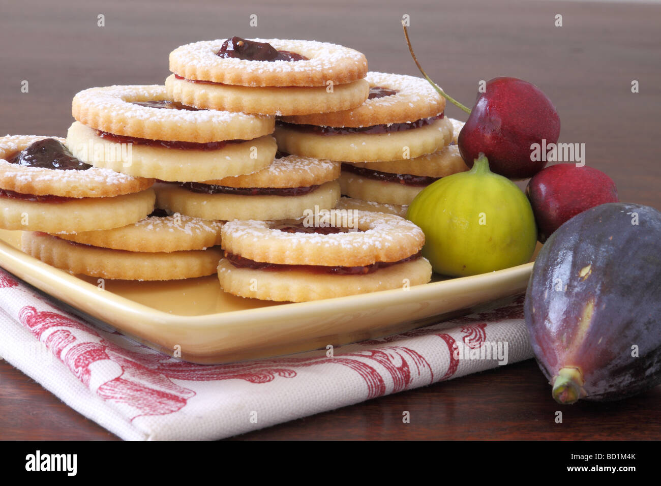 Sandwich Confiture de cerises cookies et des figues. Banque D'Images