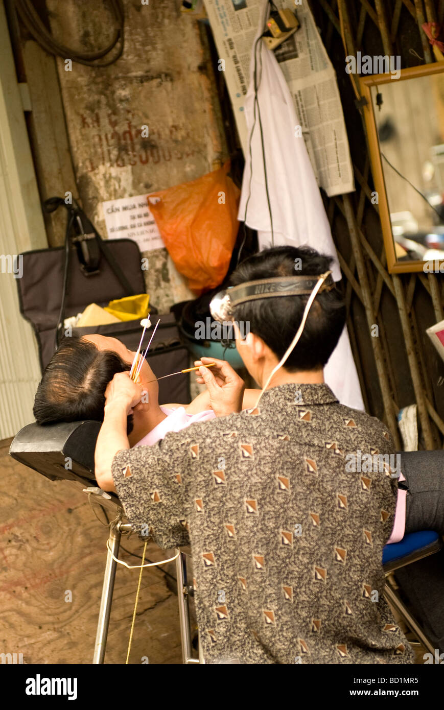 La boutique de l'air ouverte salon de coiffure, salon de coiffure, c'est le customer' s'oreille, Vieille Ville, Hanoi ,Vietnam . Banque D'Images