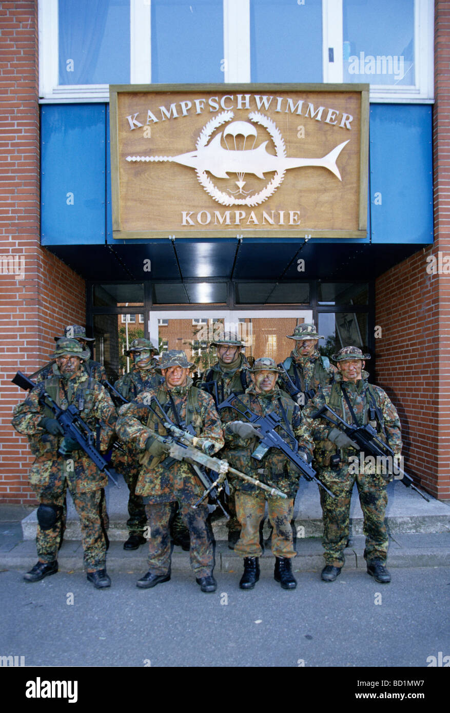 Des soldats des forces spéciales allemandes 'Kampfschwimmerkompanie" entièrement équipé pour la lutte sur le terrain en face de caserne, d'armes, Banque D'Images