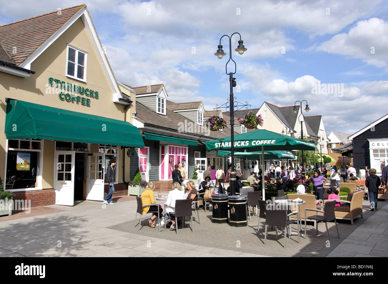 Café Starbucks, Bicester Village Shopping Centre, Bicester, Oxfordshire, Angleterre, Royaume-Uni Banque D'Images