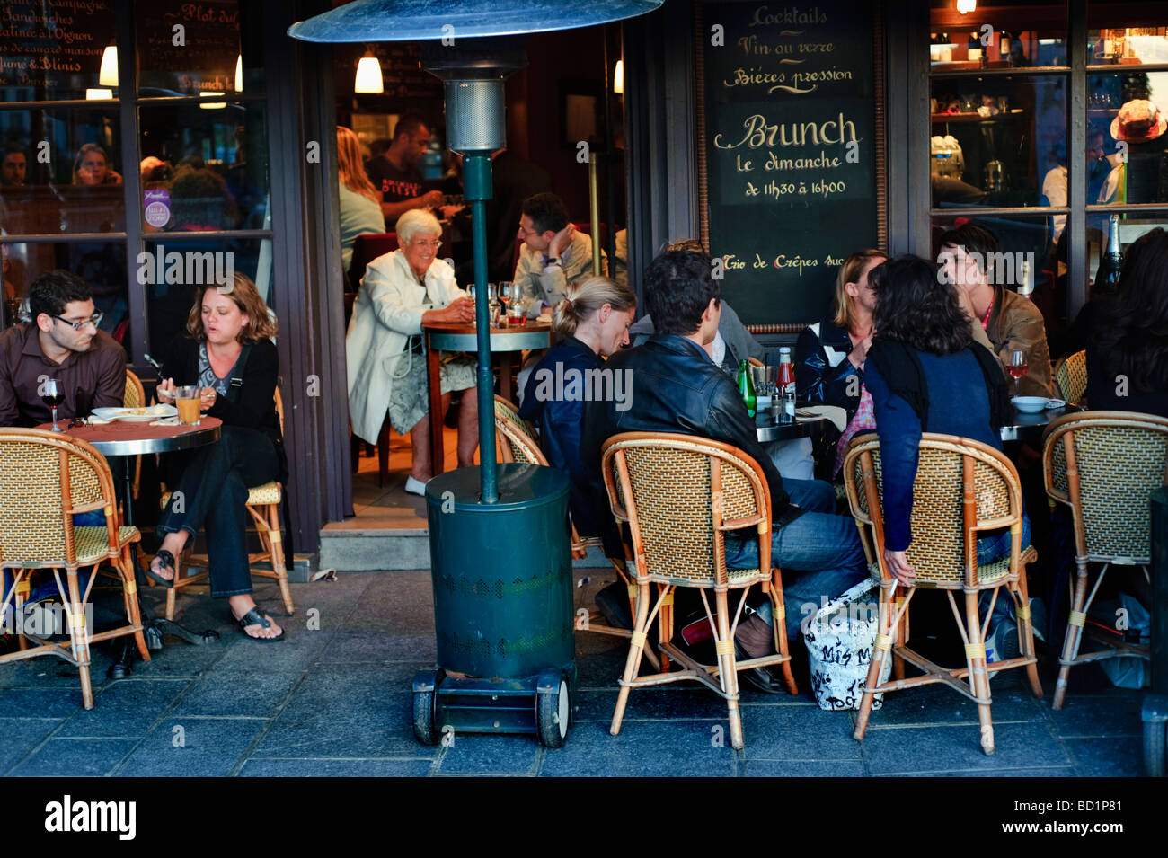 Paris France, les gens sur le café français Bistro Restaurant, terrasse de trottoir bondée à l'avant, FEMME BUVANT À L'EXTÉRIEUR AU PUB, vacances à l'extérieur, fumer Banque D'Images