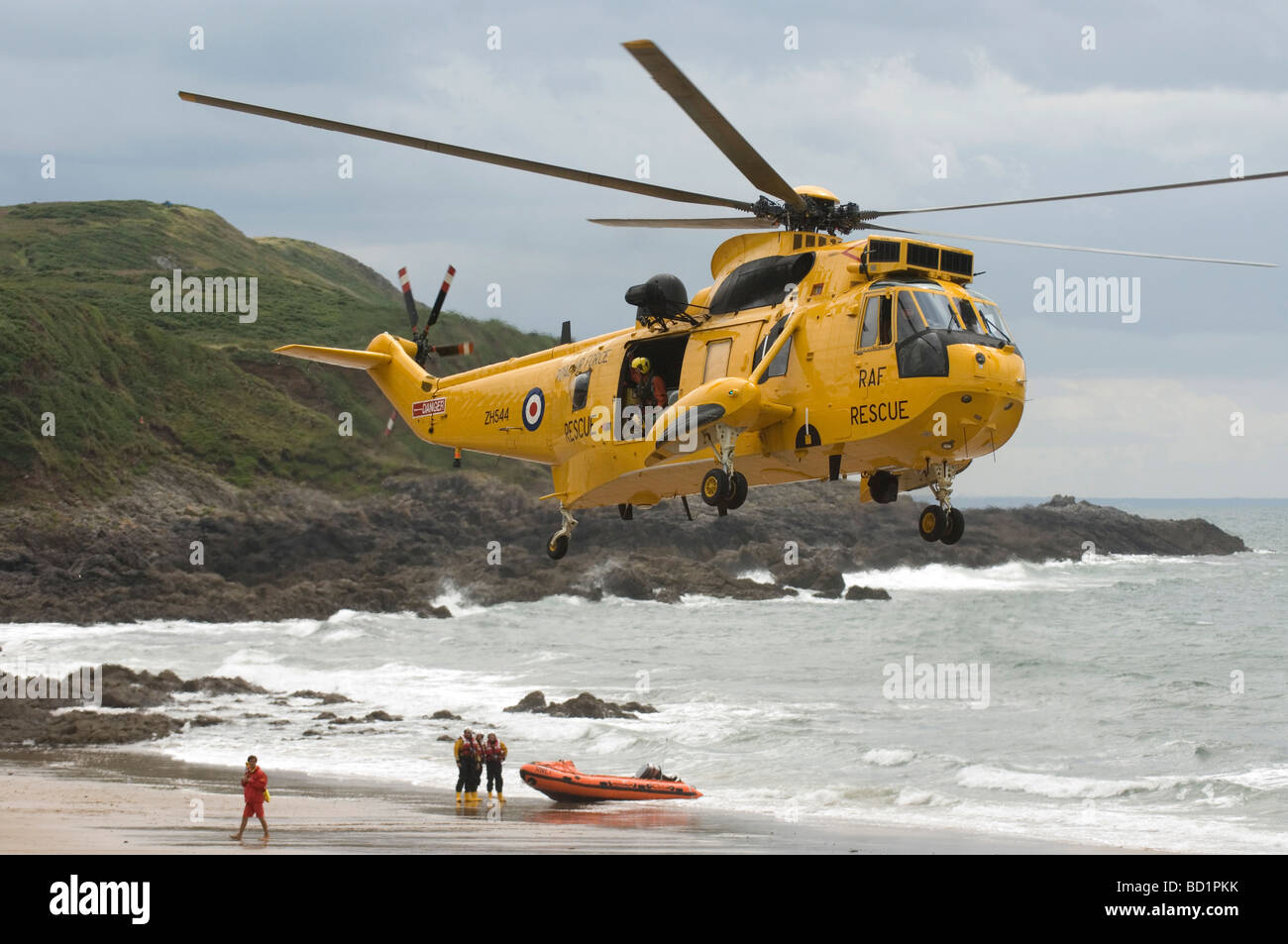 RAF hélicoptère Sea King après un exercice d'entraînement de la RNLI à Langland Bay près de Swansea, Royaume-Uni. Banque D'Images