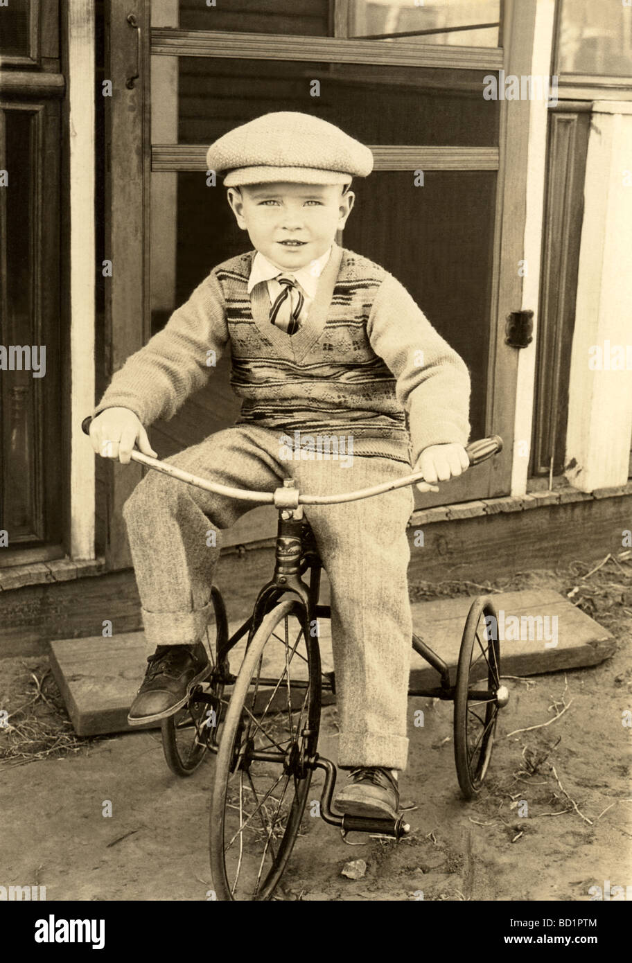 À Petit Garçon sur Tricycle Banque D'Images