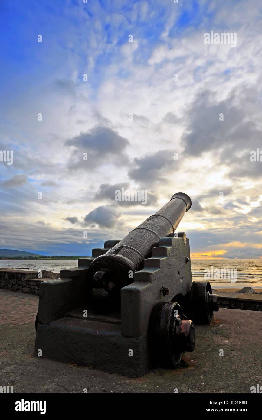 Cannon vieux baril guerre Histoire de la puissance militaire de l'artillerie antique fer à repasser des armes à feu historiques strandhill Eire Irlande Banque D'Images