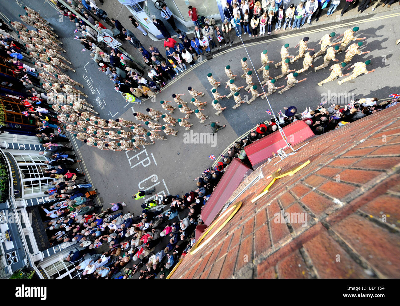 Le nord du Devon en fonction logistique des troupes du Régiment commando accueil prochaines parade dans le centre-ville de Barnstaple, Devon, UK Banque D'Images