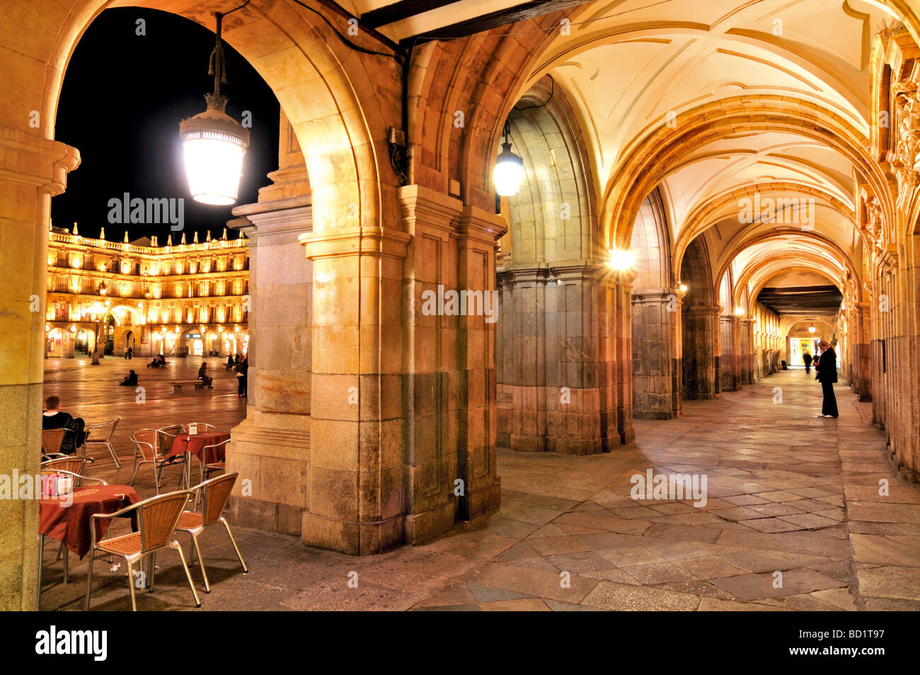 L'Espagne, Salamanque : Arcade bâtiment à la Plaza Mayor par nuit Banque D'Images