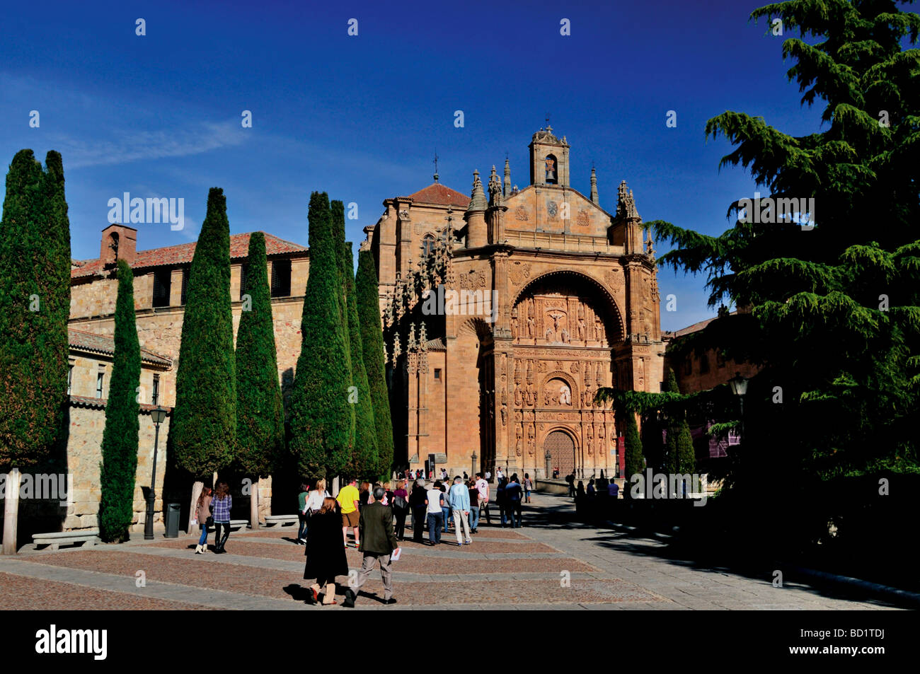 L'Espagne, Salamanque : personnes à la Plaza Concilio de Trento en face du couvent de San Esteban Banque D'Images