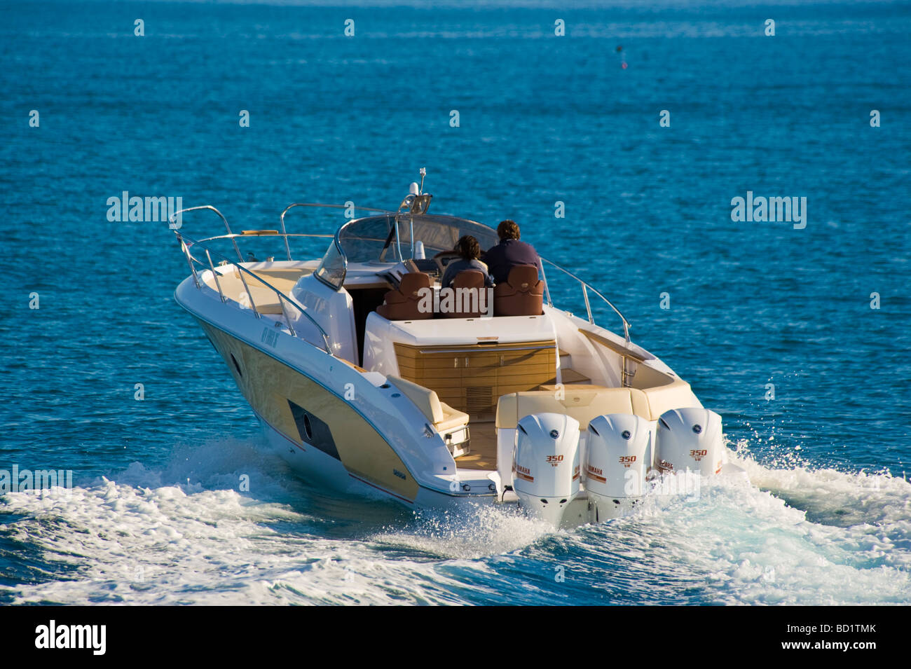 Trois moteurs hors-bord Yamaha sur Sessa key Largo 36 bateau splatter splash vitesse fun Banque D'Images