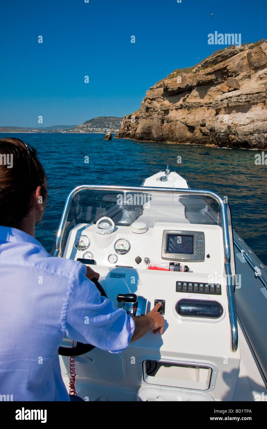 L'homme sur barre d'un bateau gonflable dans la mer Méditerranée en Grèce Banque D'Images
