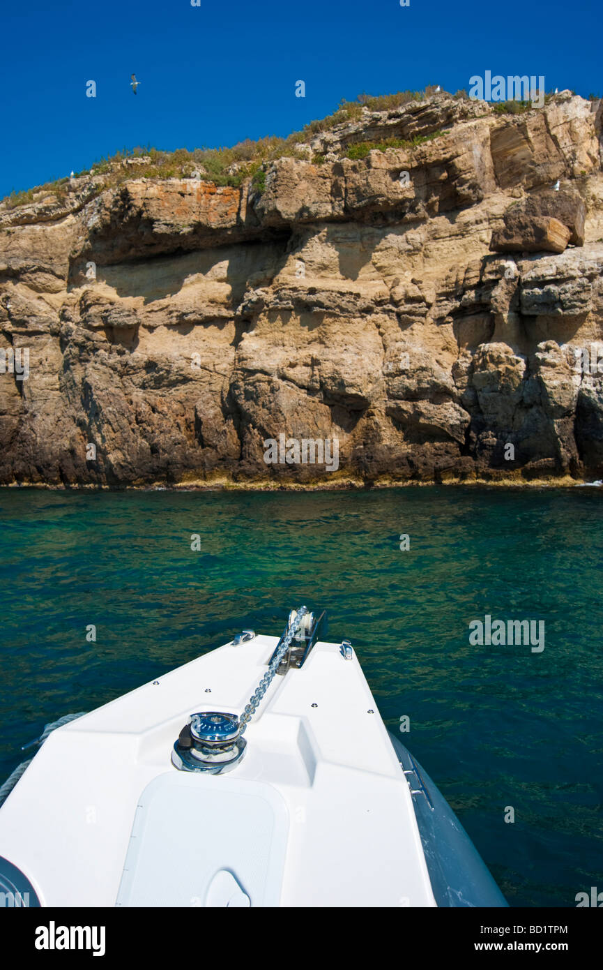 Proue de bateau gonflable en face d'une île en Grèce Banque D'Images