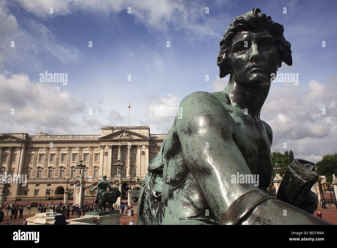 Statue d'un Clyde mcphatter sur le Victoria Memorial avec le palais de Buckingham dans l'arrière-plan Banque D'Images