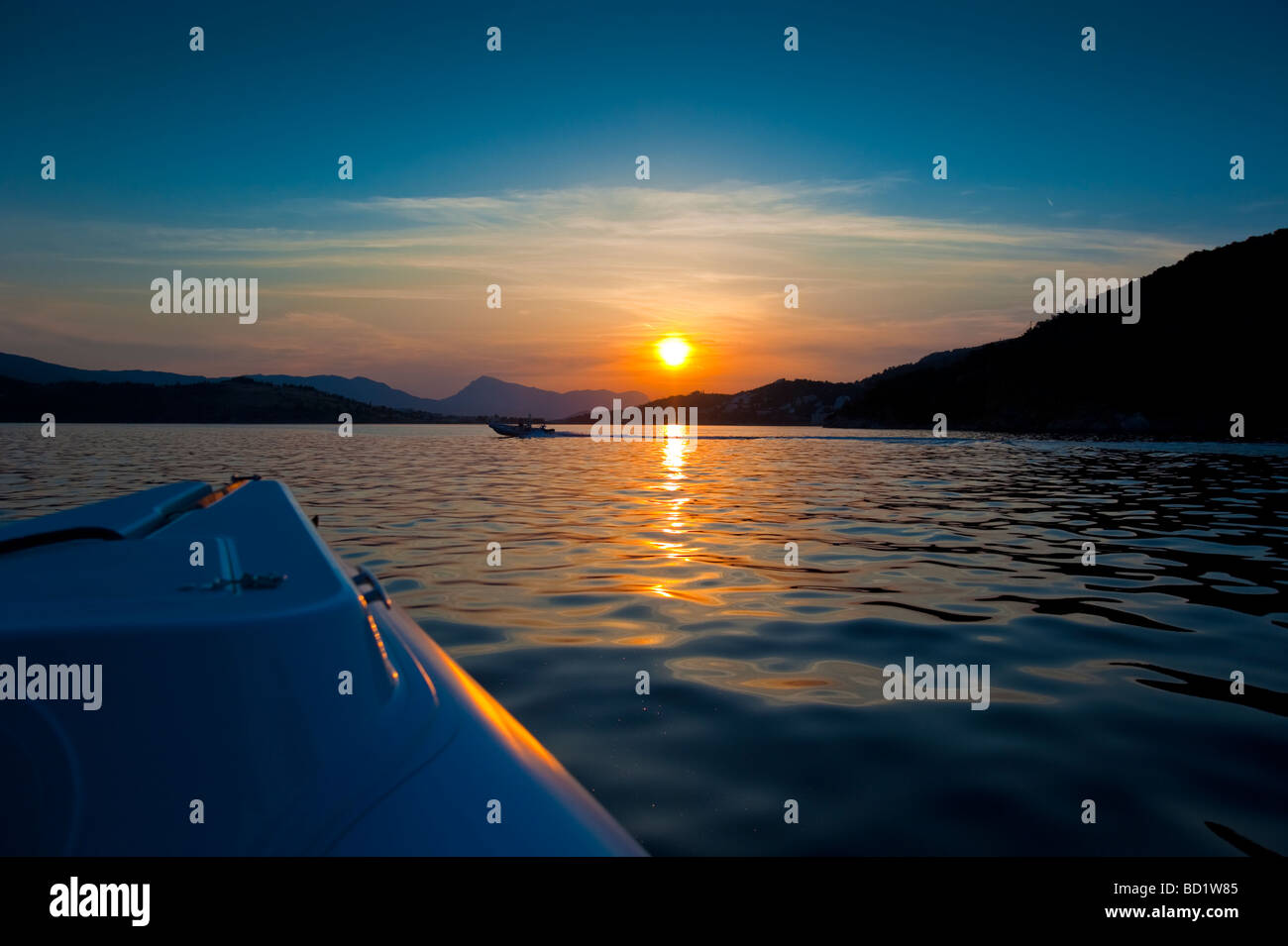 Proue de bateau gonflable au coucher du soleil près de Golf Saronique Grèce Poros Banque D'Images