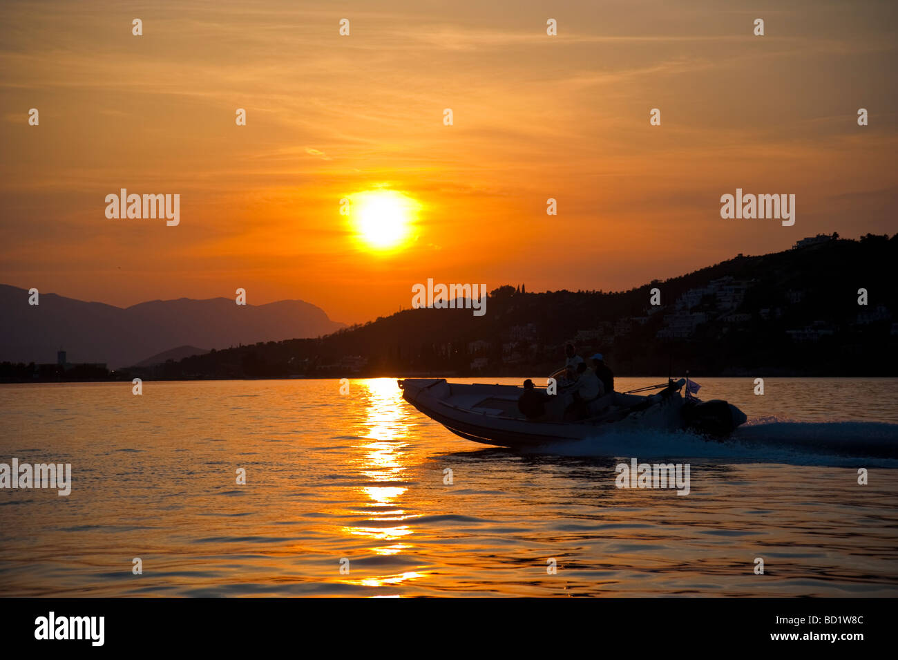 Bateau gonflable dans le coucher du soleil près de Golf Saronique Grèce Poros Banque D'Images