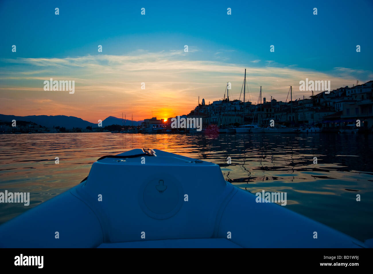 Proue de bateau gonflable au coucher du soleil près de Golf Saronique Grèce Poros Banque D'Images