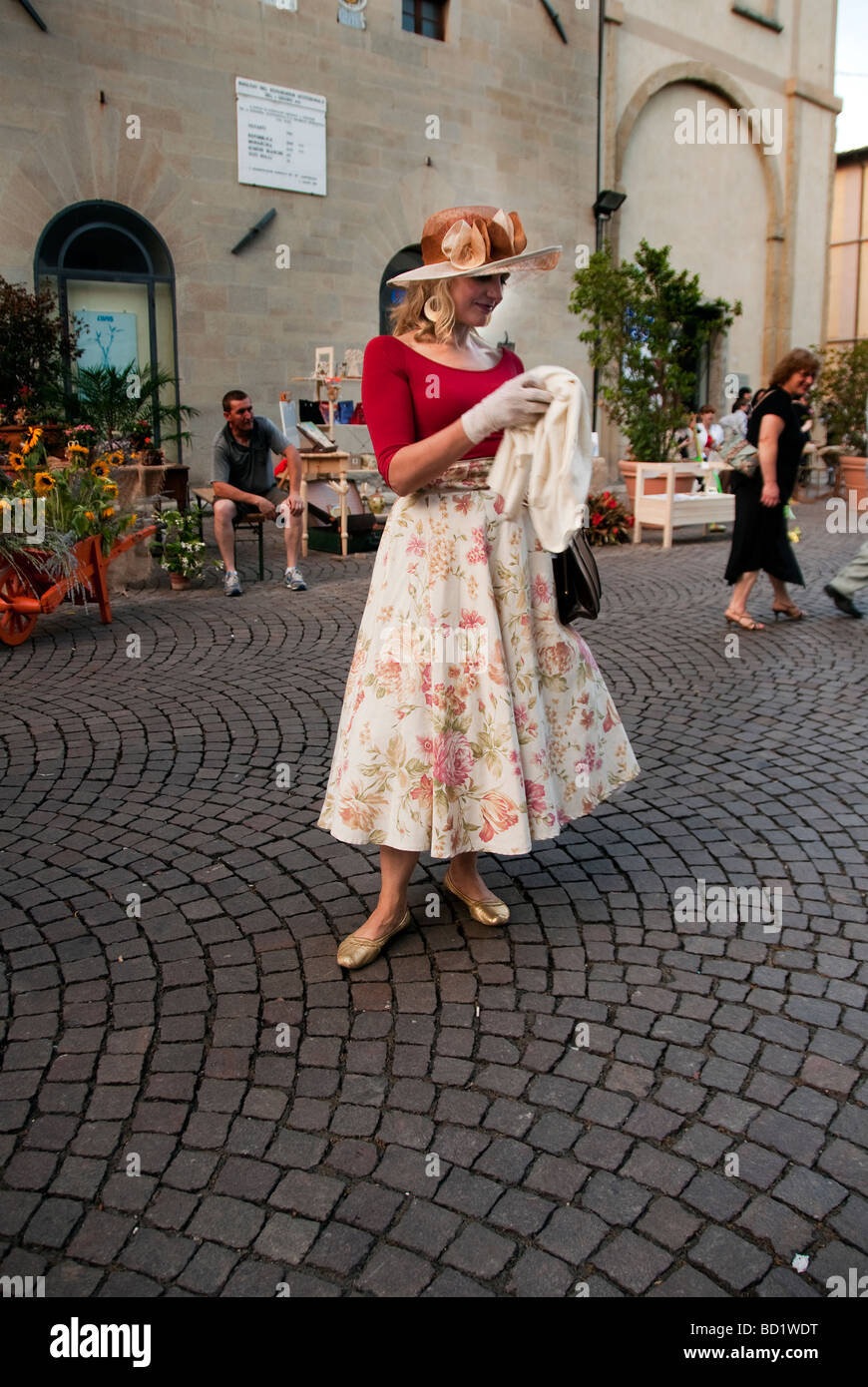 Femme italienne habillés en habits d'époque des années 60 Photo Stock -  Alamy