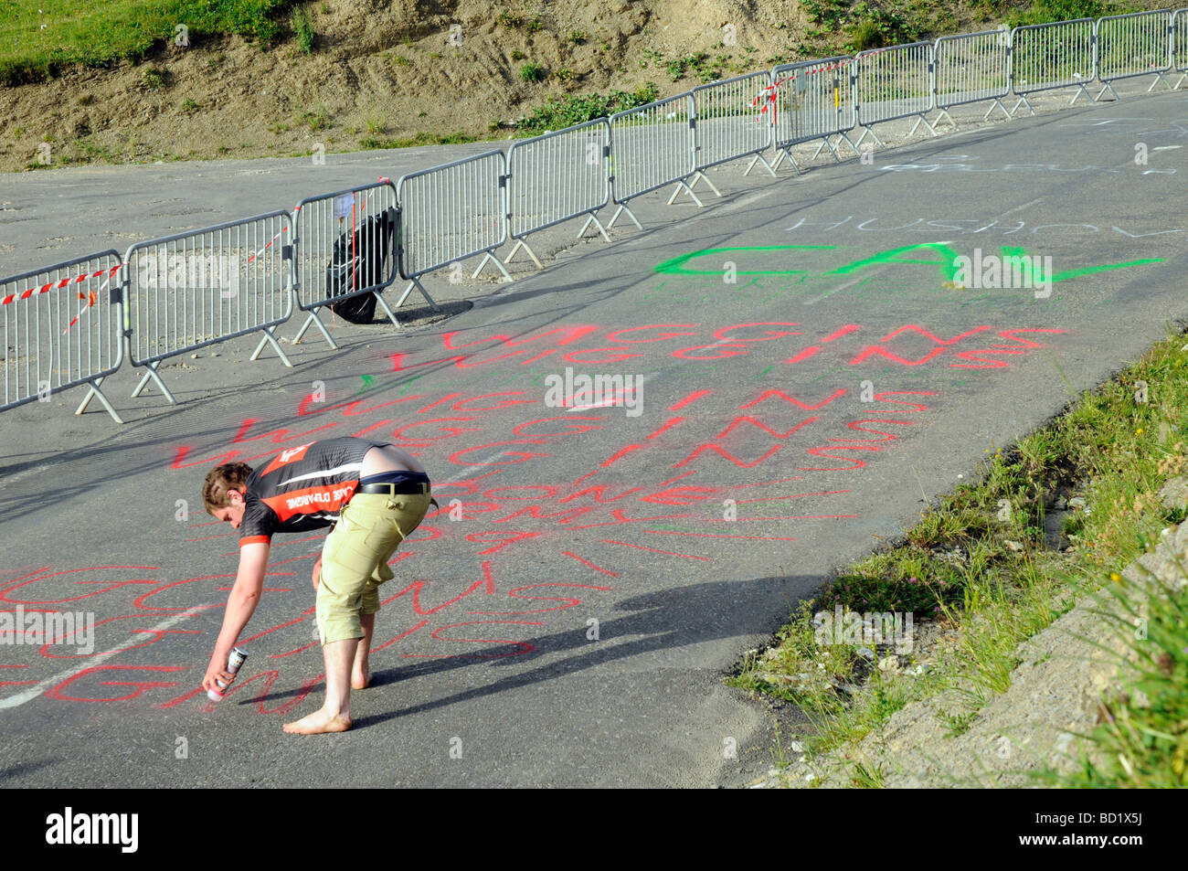 Ventilateur Tour de France cyclistes peinture noms sur route sur le Col de la Colombière, Alpes, 2009 Banque D'Images