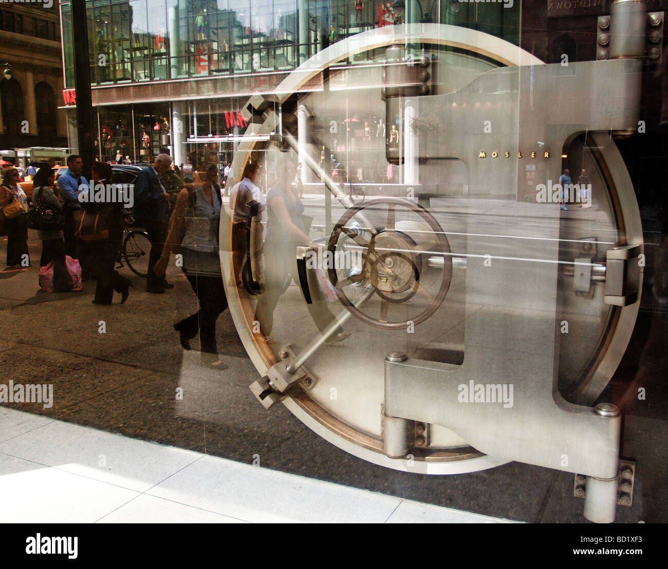 Silver Bank Vault avec réflexion porte en verre de la rue de l'exposition. Banque D'Images