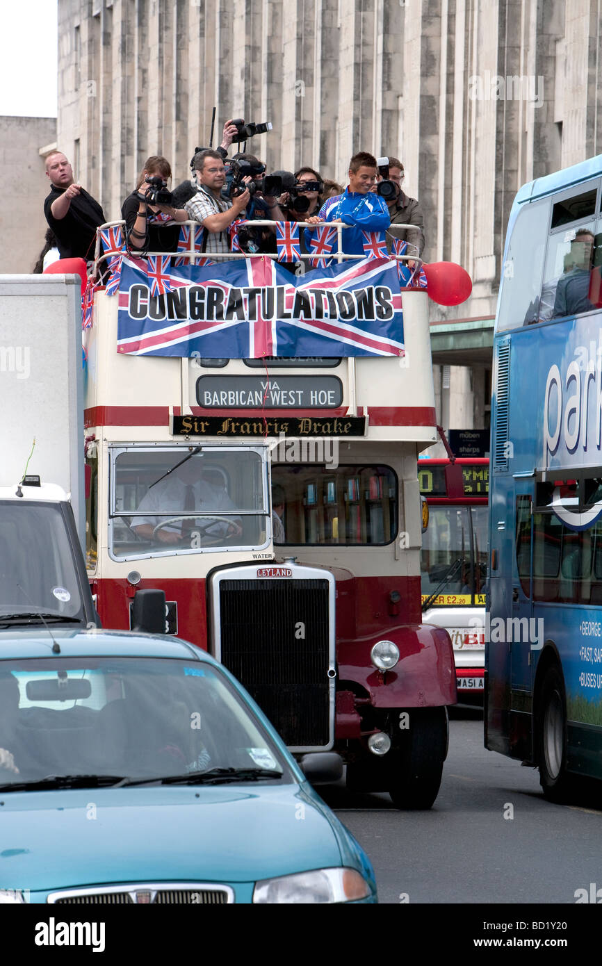 Tom Daley réception officielle et de parade. Plymouth Devon. Sud-ouest. Plongeur champion du monde de la Fina. Plongeur olympique sur le bus. Banque D'Images