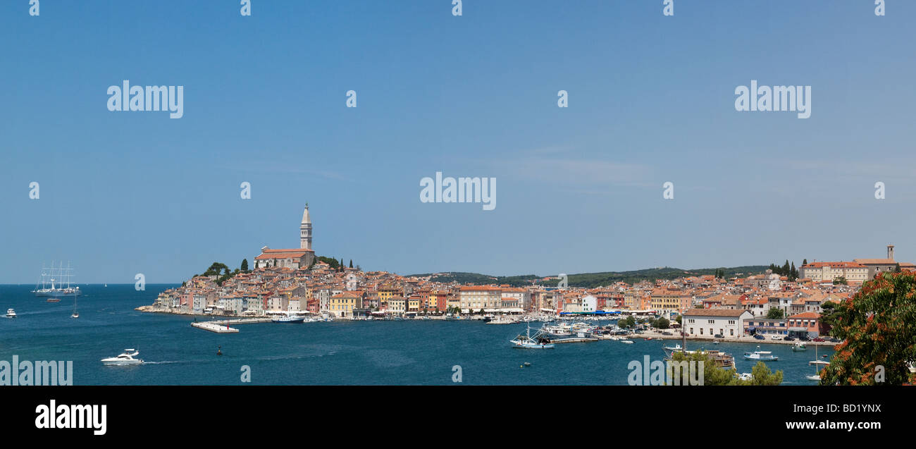 Vue sur Ravinj et il's Harbour Banque D'Images