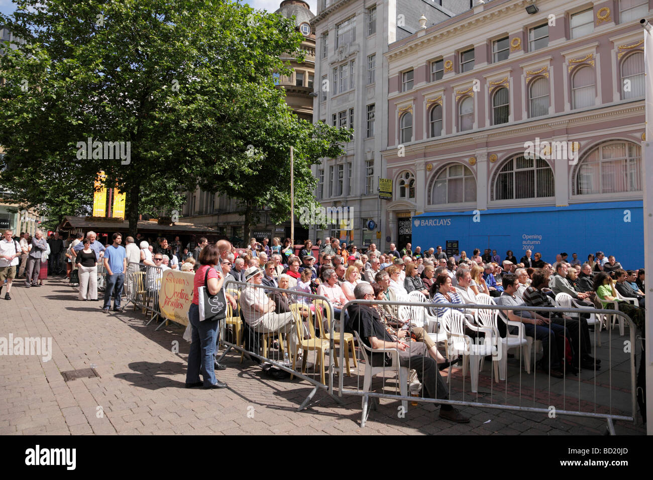 Foules regardant une bande au niveau de la Manchester jazz festival à St Annes square manchester uk Banque D'Images