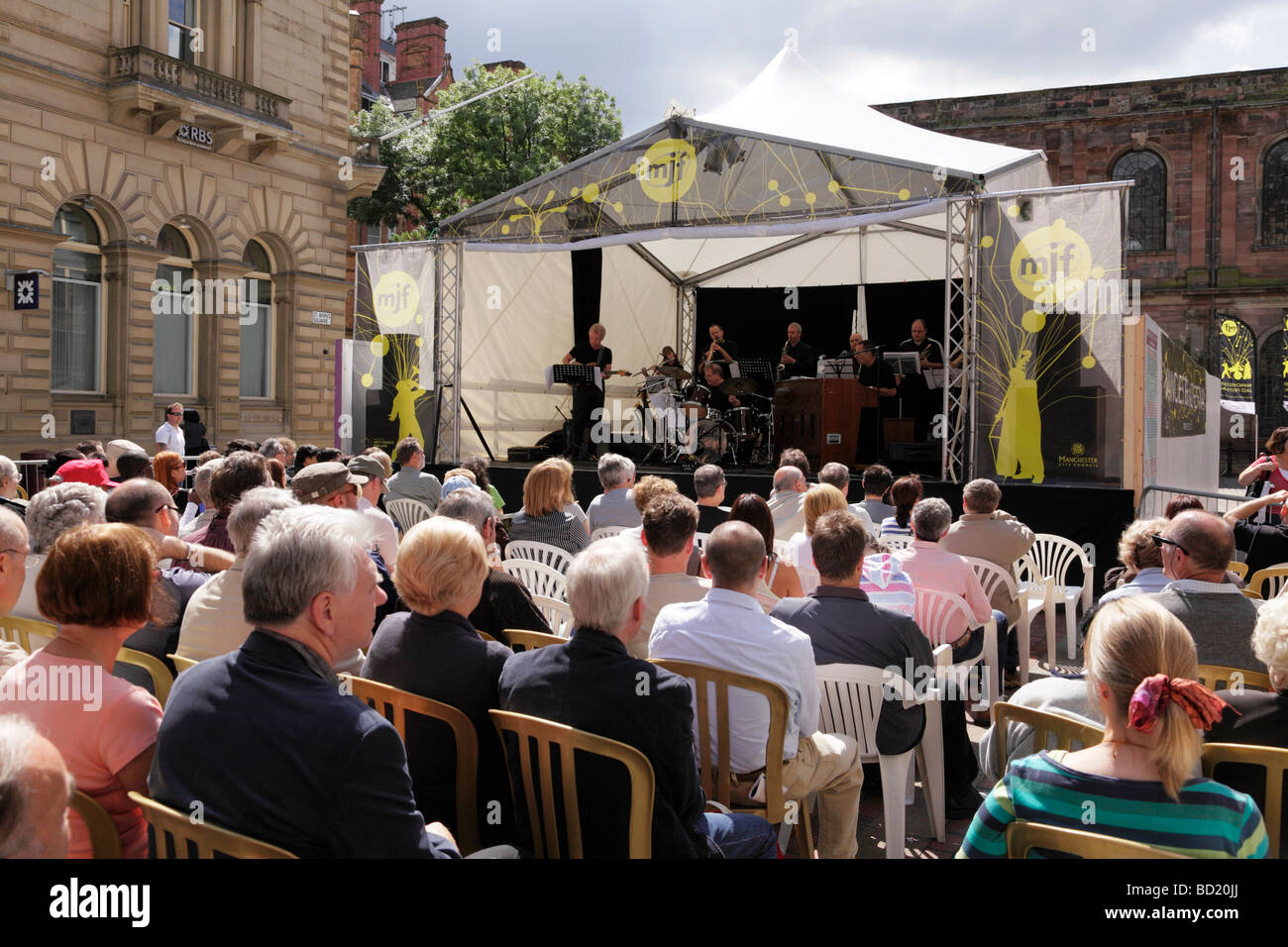 Foules regardant une bande au niveau de la Manchester jazz festival à St Annes square manchester uk Banque D'Images
