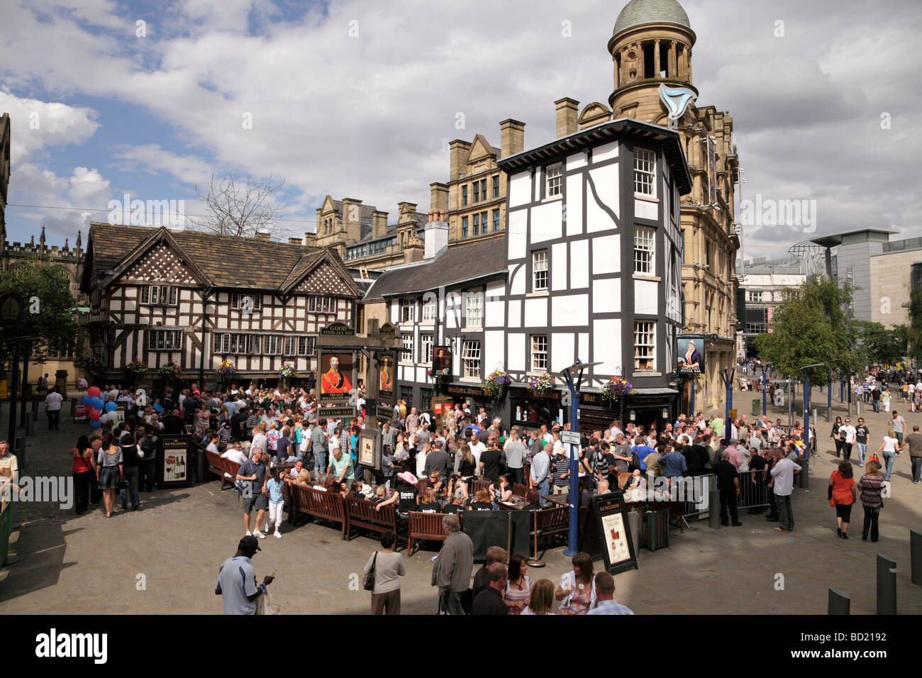 Jardin de bière de l'ancienne cathédrale de Wellington inn shambles square gates manchester uk Banque D'Images