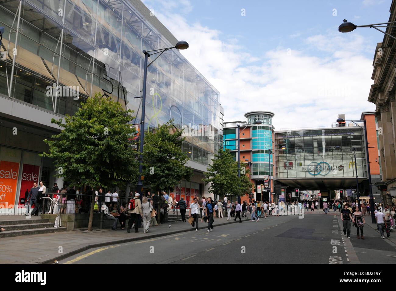 Afficher le long de Market Street en direction de l'Arndale Centre le soir manchester uk Banque D'Images